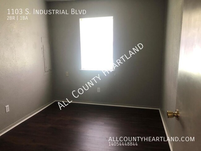 Building Photo - 2 bed/1 bath in El Reno!