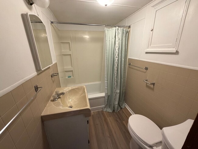 Building Photo - Downtown Cozy Apartment!