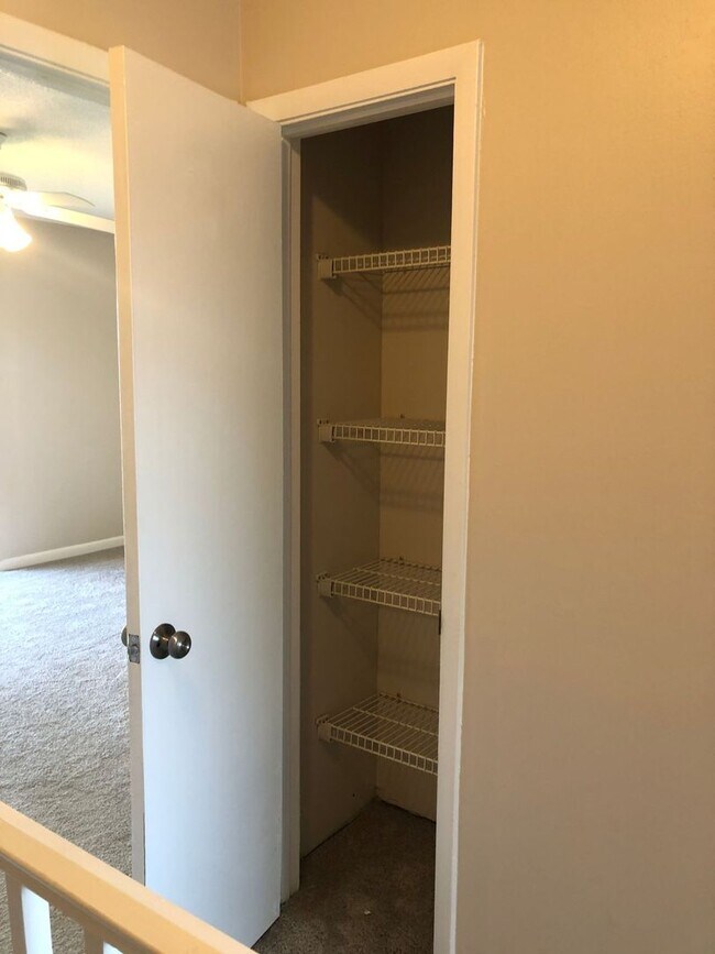 Building Photo - 2 Bed 1.5 Bath Townhome Located in Jacksonville Beach - Fenced in Yard!