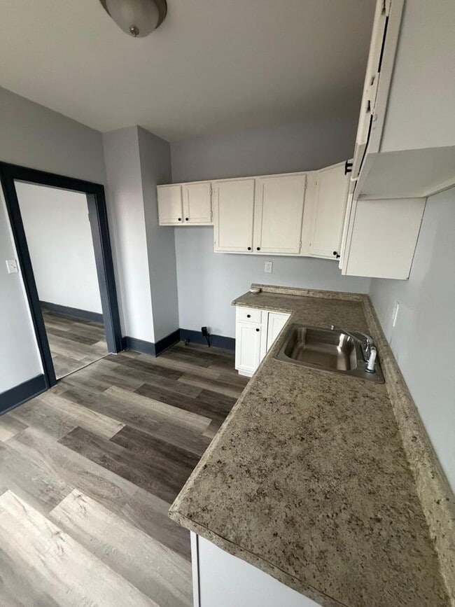 Building Photo - 4 bedroom 2 full bathroom!