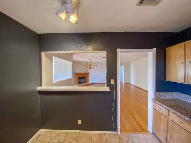 Building Photo - Spacious 3 Bed · 2 Bath Hillside Home — Mo...