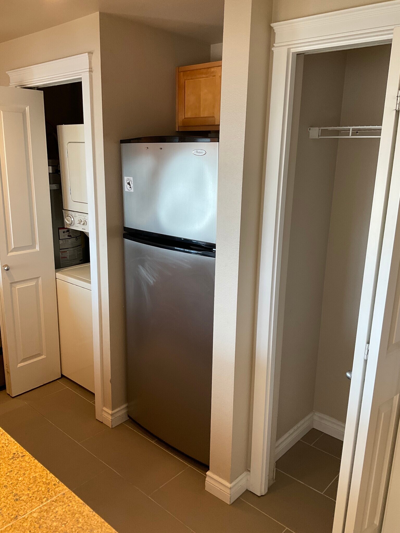 Building Photo - 2200 Thorndyke Ave W