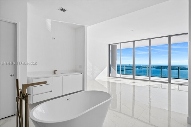 Building Photo - 700 NE 24th St