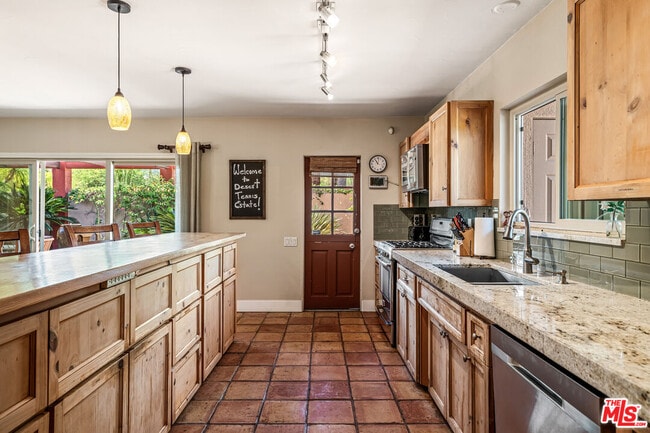 Building Photo - 74550 Old Prospector Trail