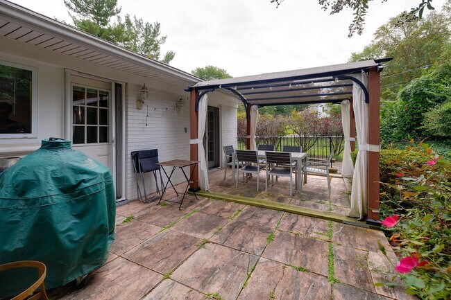 Building Photo - Furnished, Detached Home in Bethesda Alta ...