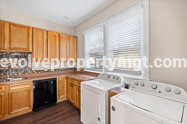 Building Photo - 246 N Watkins St