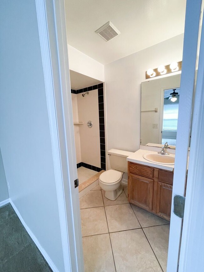 Building Photo - Beautiful 3-Bedroom, 2-Bath Home with 2-Ca...