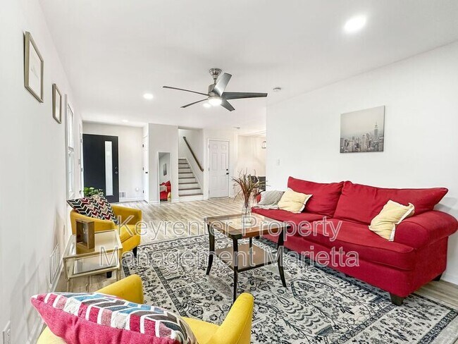 Building Photo - 651 Inglis Dr S E