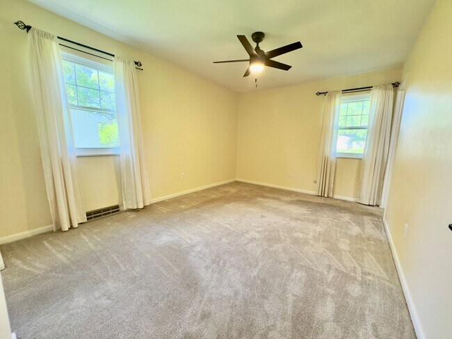 Building Photo - 5247 Silvertown Dr