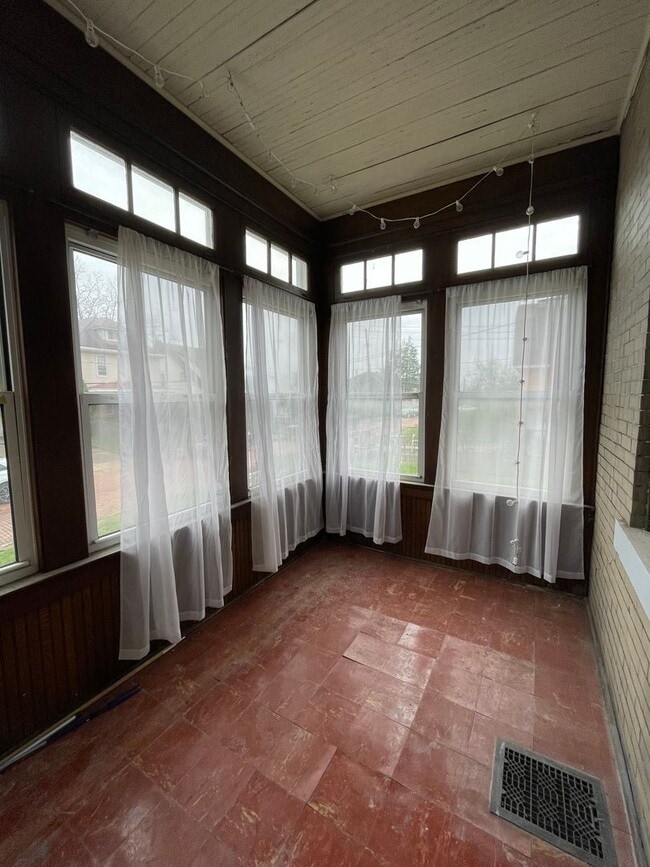 Building Photo - Updated 3 Bedroom home with modern amenities!