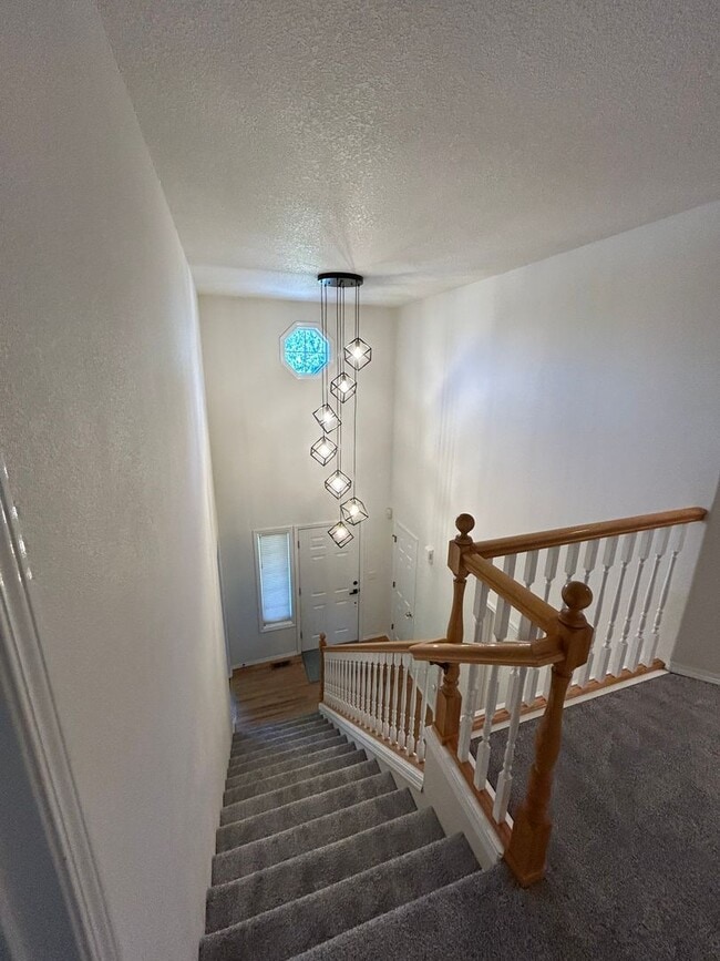Building Photo - AVAILABLE NOW **** Charming 5-Bedroom Home...