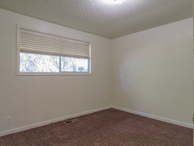 Building Photo - 1021 Swingwood Dr NE