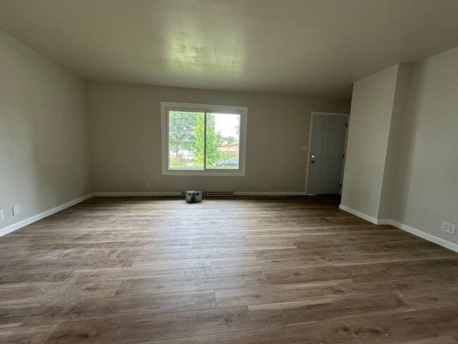 Building Photo - 6656 W Brentwood Ave