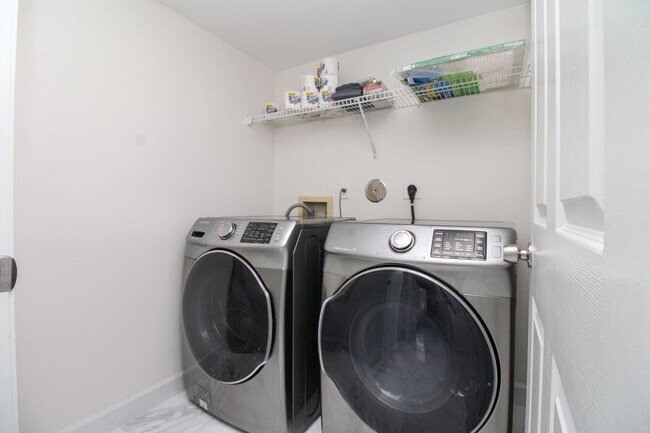 Building Photo - 2/2 REMODELED UNFURNISHED CONDO 1ST FLOOR ...