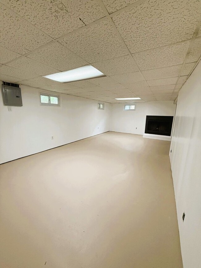Building Photo - Fully Rehabbed 3 bedroom, 1 bathroom Renta...