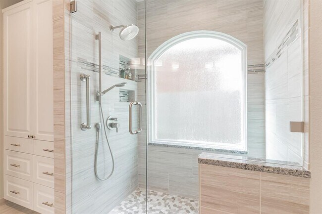 Building Photo - 5221 China Garden Dr