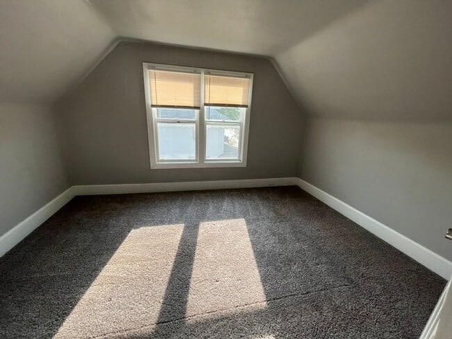 Building Photo - 2 Bedroom 1.2 bath in Moline