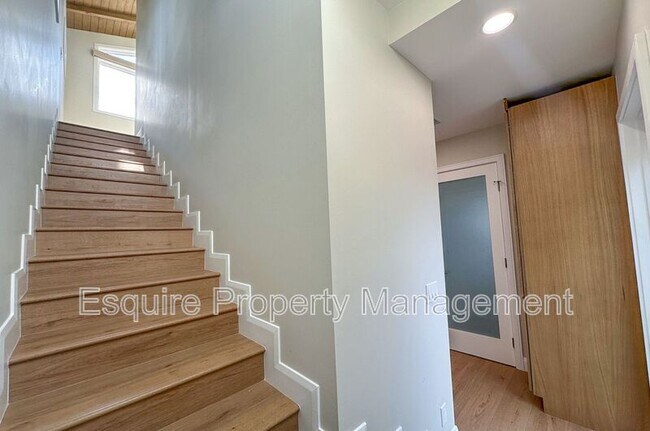 Building Photo - 1154 Essex Way