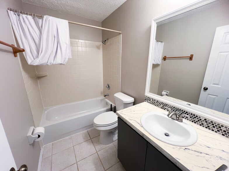 Building Photo - 7623 Baymeadows Cir W