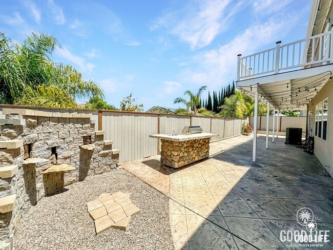 Building Photo - Great 4B/3BA House in Oceanside w/ a Large Loft!