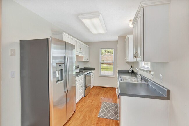 Building Photo - NEW PRICE and $500 off second full month's rent with a signed lease beginning in August!