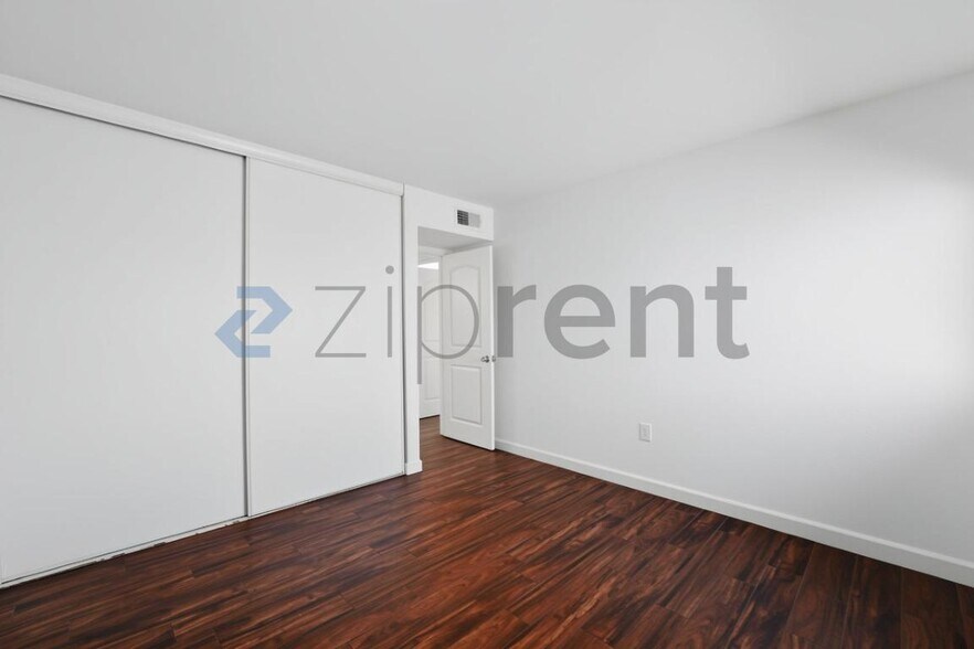 Building Photo - Unit B228