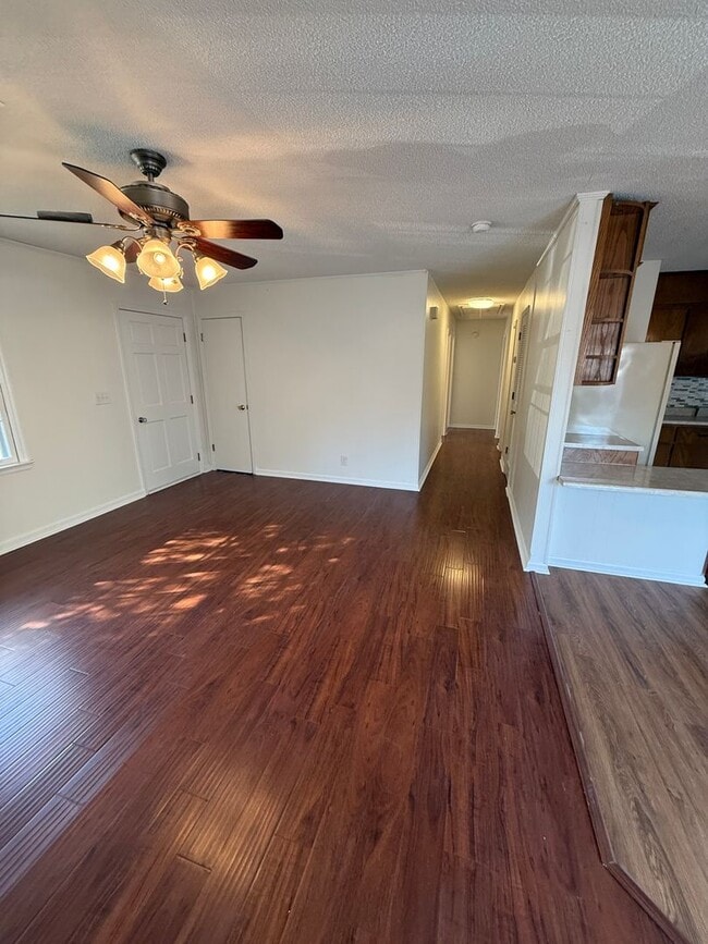 Building Photo - Whimsical in Lake Wildwood