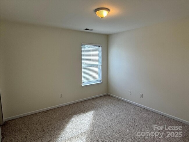 Building Photo - 5008 Centerview Dr