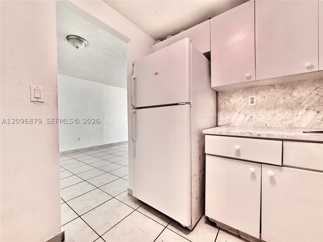 Building Photo - 606 W 81st St