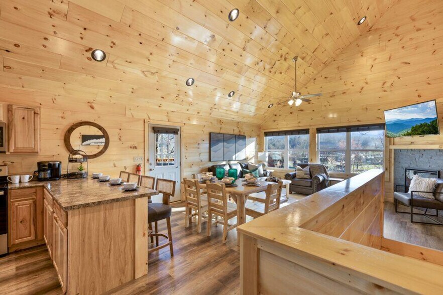 Building Photo - 3936 Valley View Dr