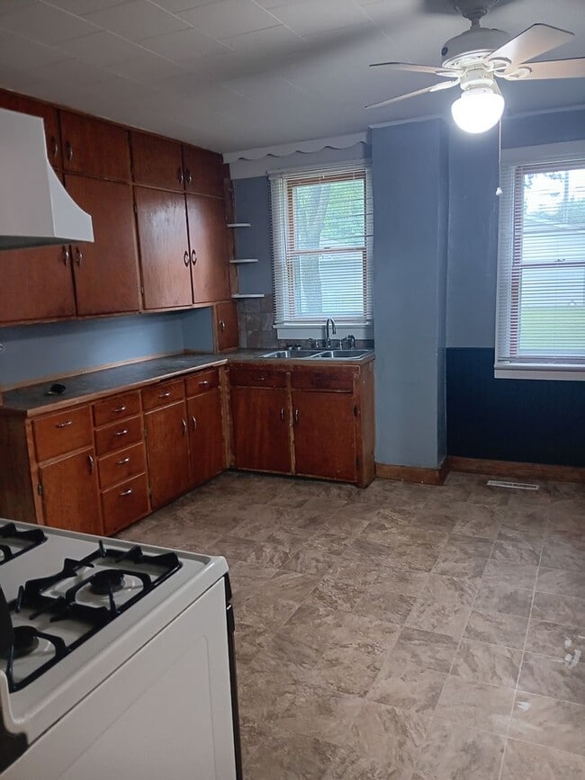 Building Photo - Single Family Home Available!