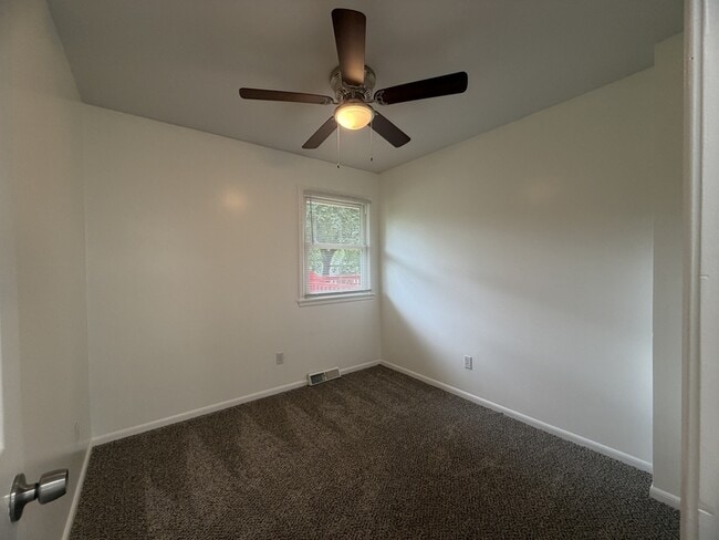 Building Photo - 1208 S Mayview Ave