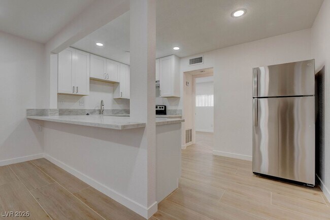 Building Photo - 342 S Water St