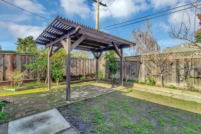 Building Photo - 123 Dunsmuir Way