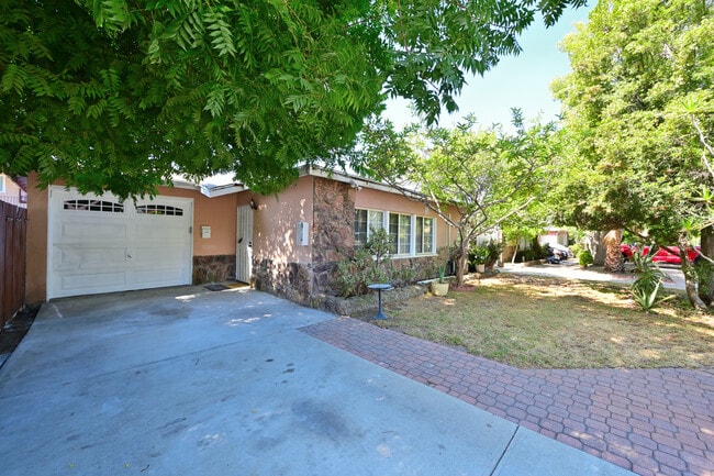 Building Photo - 326 E Olive Ave