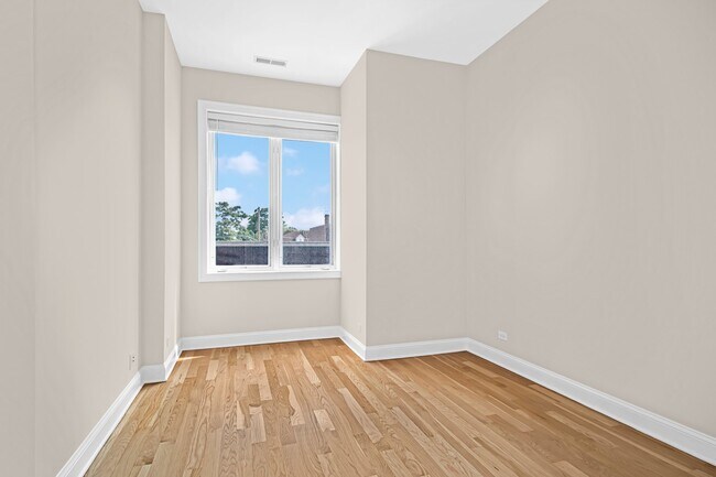 Building Photo - 5010 W Lawrence Ave