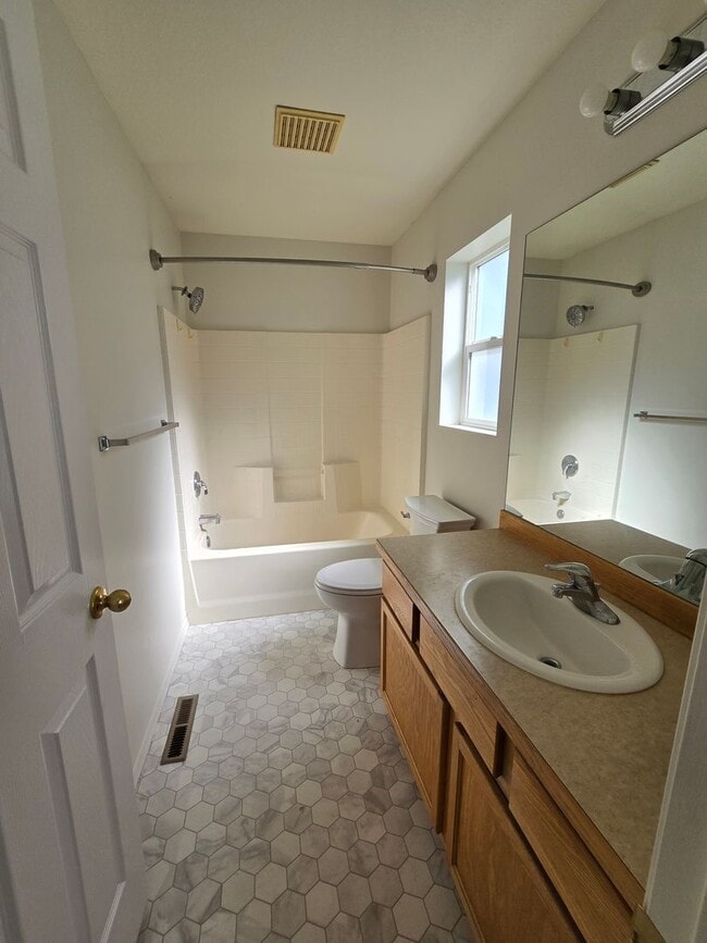 Building Photo - Spacious 4 bedroom home