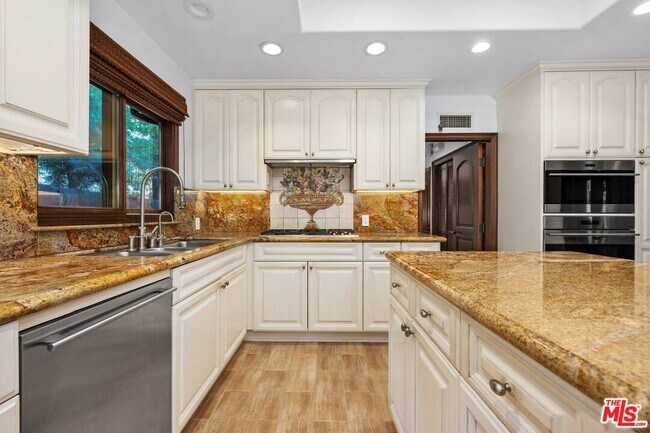 Building Photo - 2108 San Ysidro Dr