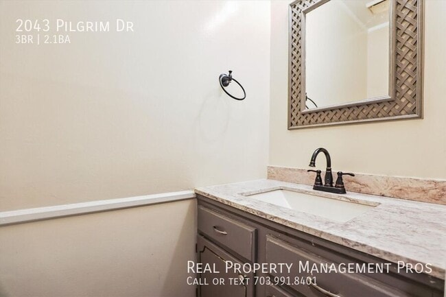 Building Photo - 2043 Pilgrim Dr