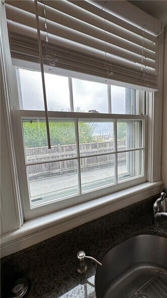 Building Photo - 227 Thames St