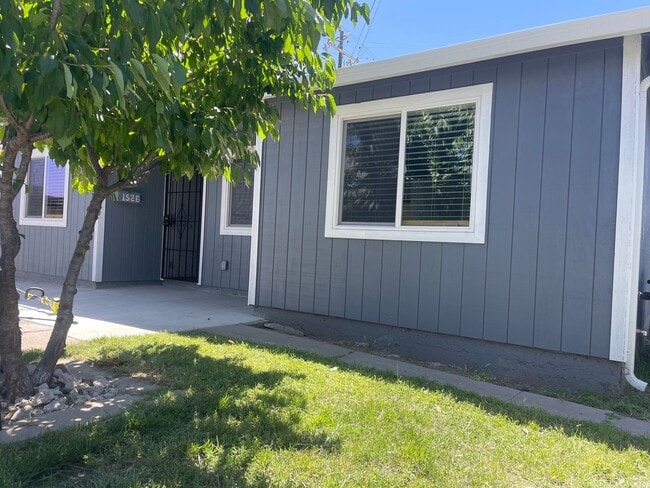 Building Photo - 1526 N Sierra Nevada St