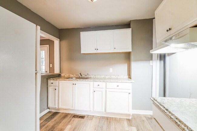 Building Photo - ***** ONE MONTH FREE RENT *****  Recently Remodeled Clean Home for Immediate Move-In Voucher Frie...