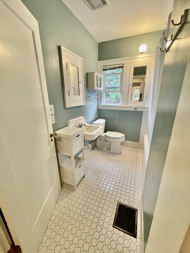 Building Photo - Rare Find, Large 3bd/2bathroom (w/ Bonus Rooms) House Near Rose City Golf Course