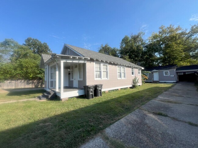 Building Photo - Charming 3-Bedroom Home Near Baton Rouge General Hospital!