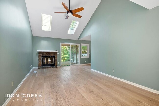 Building Photo - 8 Briar Knoll Ct