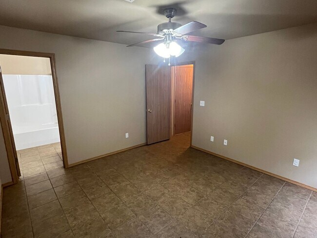 Building Photo - 1528 E 11th Cove