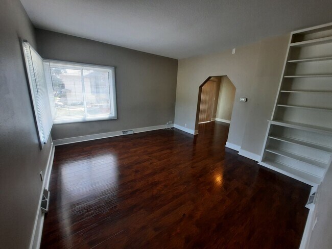 Building Photo - 3 Bedroom, 2 Bathroom Home with 1+ car attached garage