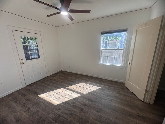 Building Photo - 2-Bedroom Home in the State Streets!