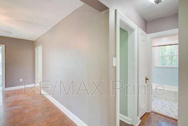 Building Photo - 27 Ansell Ave