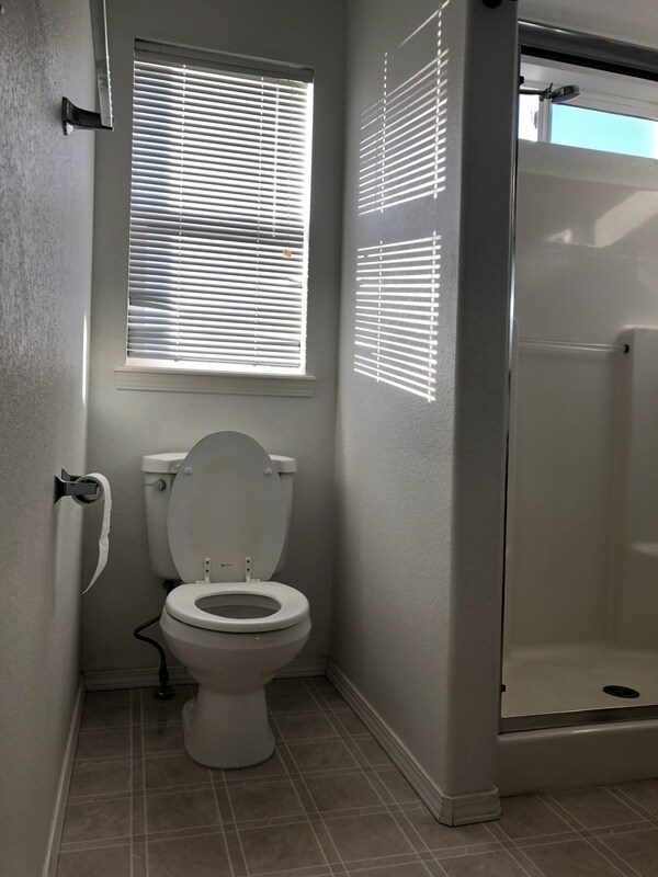 Building Photo - 944 NW Oak Pl